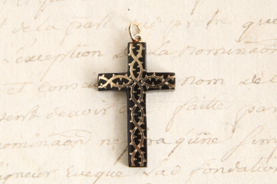 ピクウェのクロスペンダント　荊の金象嵌　イギリス アンティークストリュフ