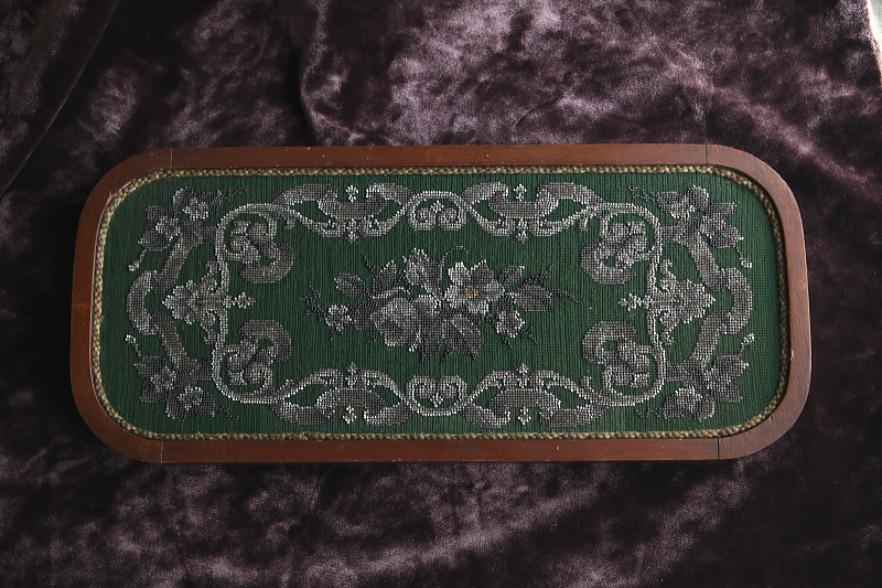 ビーズワークと刺繍の木製ステージ　フランス アンティークストリュフ