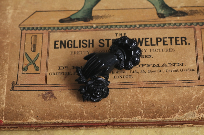 プレスドホーンブローチ　薔薇を持つ手　イギリス　アンティークストリュフ