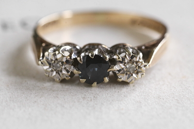 ブルーサファイアアンドダイヤ　3ストーンリング　イギリス　アンティークストリュフ