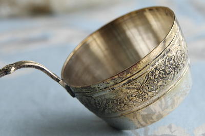 リボンレリーフのティーストレーナー　フランス　L.Gestin　アンティークストリュフ