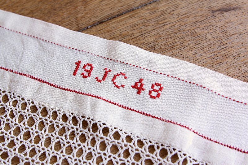 刺繍のリネンサンプラー　イギリス　アンティークストリュフ