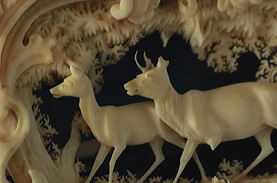 カーブドアイボリーブローチ　象牙　森の鹿　ドイツ　アンティークストリュフ