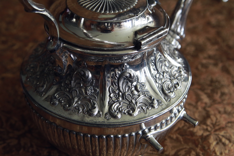 薔薇のレリーフのティーケトルアンドスタンド　philip ashberry and sons ヴィクトリアン　イギリス　アンティークストリュフ