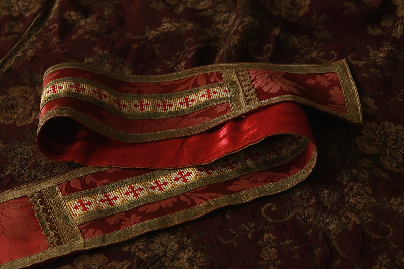 シルクダマスクとプチポワン　祭服の装飾　十字架　フランス　アンティークストリュフ