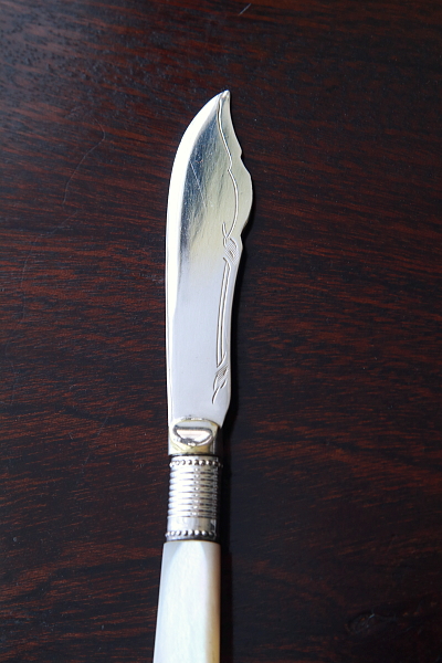 マザーオブパールハンドルバターナイフ　ティーナイフ　イギリス　アンティークストリュフ