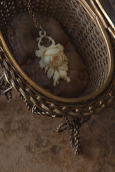 モスローズアイボリーペンダント　カーブドボーンブローチ　ヴィクトリアン　アンティークジュエリー　ヴィンテージアクセサリー　アンティークストリュフ