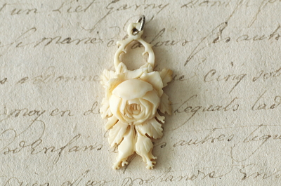 モスローズアイボリーペンダント　カーブドボーンブローチ　ヴィクトリアン　アンティークジュエリー　ヴィンテージアクセサリー　アンティークストリュフ