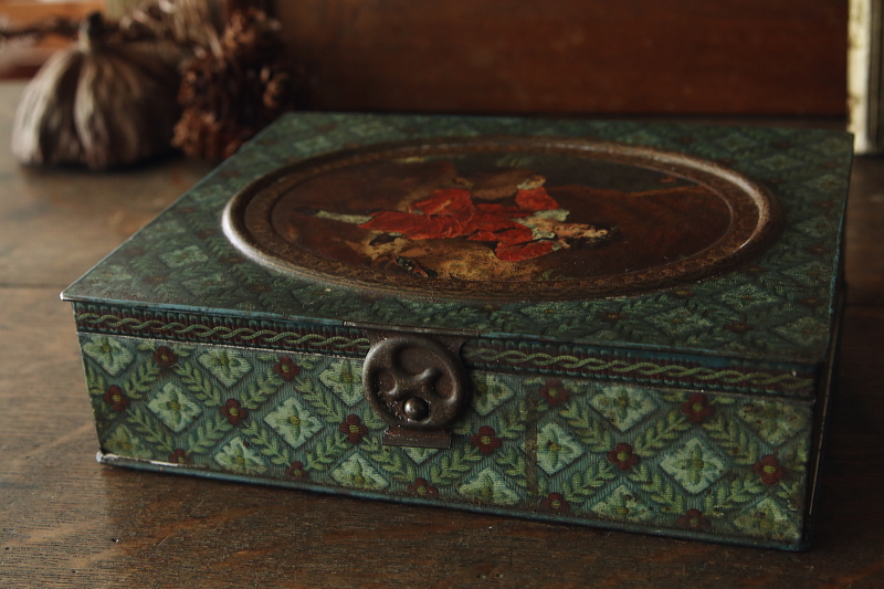 the red boyのビスケット缶　huntry and palmers イギリス　アンティークストリュフ