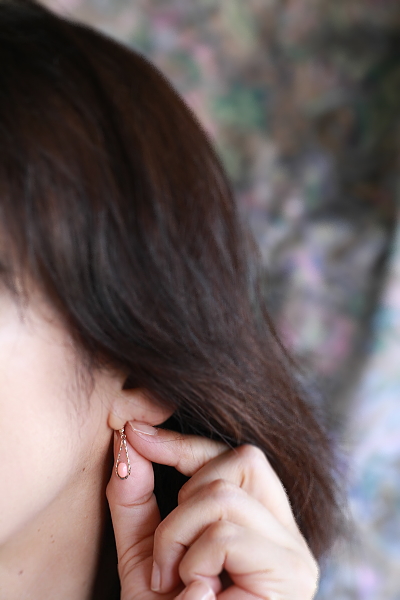 オーバルピンクコーラル　ゴールドピアス　イギリス　アンティークストリュフ