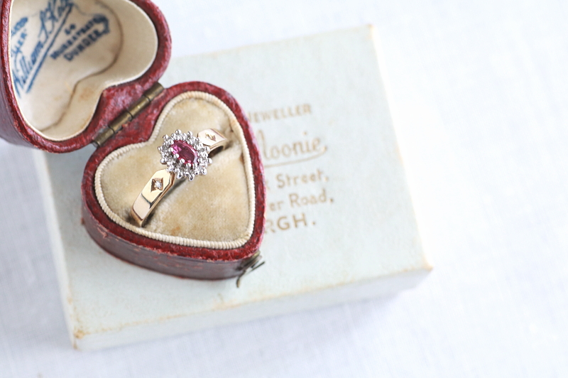 オーバルルビー&ダイヤモンドリング　イギリス　アンティークストリュフ