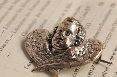 鍍銀の天使のブローチ　ヨーロッパ　アンティークストリュフ