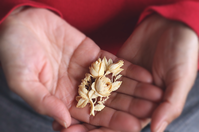 薔薇と勿忘草アイボリーブローチ　象牙　フランス アンティークストリュフ