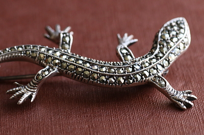マーカサイトアンドシルバーリザードブローチ　グリーンアイズ　ヨーロッパ　アンティークストリュフ
