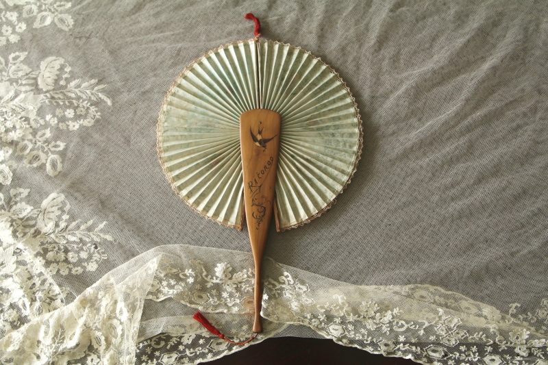 薔薇とツバメのスーベニールファン　イタリア　アンティークストリュフ