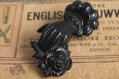 プレスドホーンブローチ　薔薇を持つ手　イギリス　アンティークストリュフ