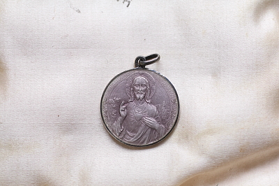 カラーエナメルのメダイ　スペイン　アンティークストリュフ