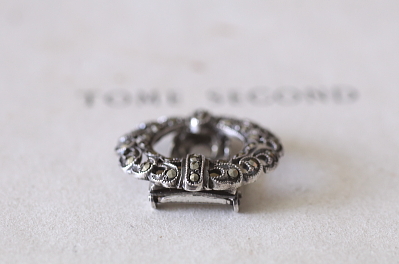 アールデコマーカサイト　シルバードレスクリップ　ヨーロッパ　アンティークストリュフ