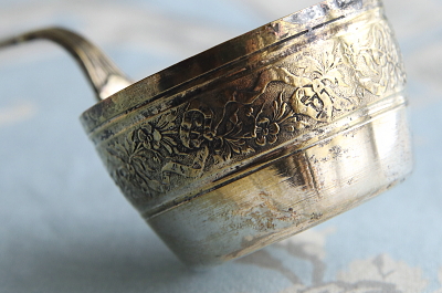 リボンレリーフのティーストレーナー　フランス　L.Gestin　アンティークストリュフ