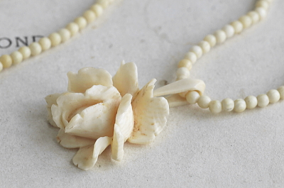 象牙の薔薇のペンダントネックレス　フランス　アンティークストリュフ