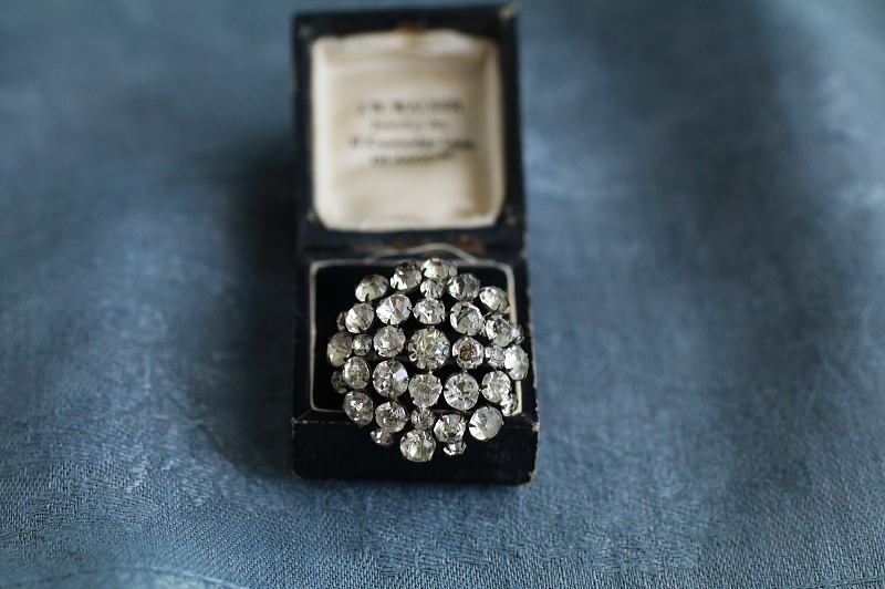 オールドペーストブローチ　コスチュームジュエリー　ヨーロッパ　アンティークストリュフ