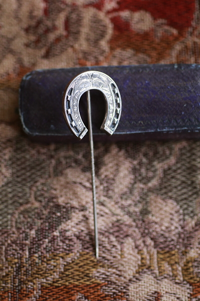 ホロウシルバーシューホーススティックピン　イギリス　アンティークストリュフ 20250603