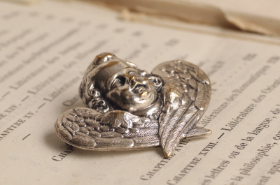 鍍銀の天使のブローチ　ヨーロッパ　アンティークストリュフ