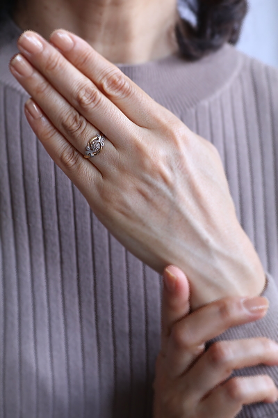 ローズカットダイヤモンドリーフ飾りリング　フランス　エンゲージリング　指輪　アンティークストリュフ