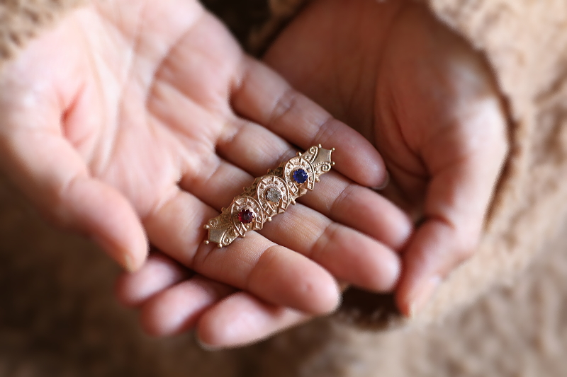 ホースシューアンドトリコロールペーストバーブローチ　ヨーロッパ アンティークストリュフ