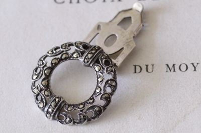 アールデコマーカサイト　シルバードレスクリップ　ヨーロッパ　アンティークストリュフ