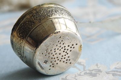 リボンレリーフのティーストレーナー　フランス　L.Gestin　アンティークストリュフ