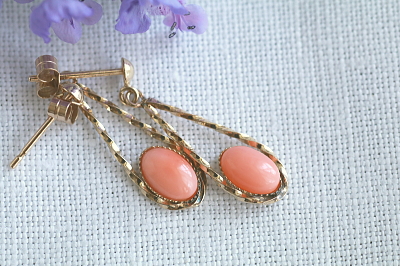 オーバルピンクコーラル　ゴールドピアス　イギリス　アンティークストリュフ
