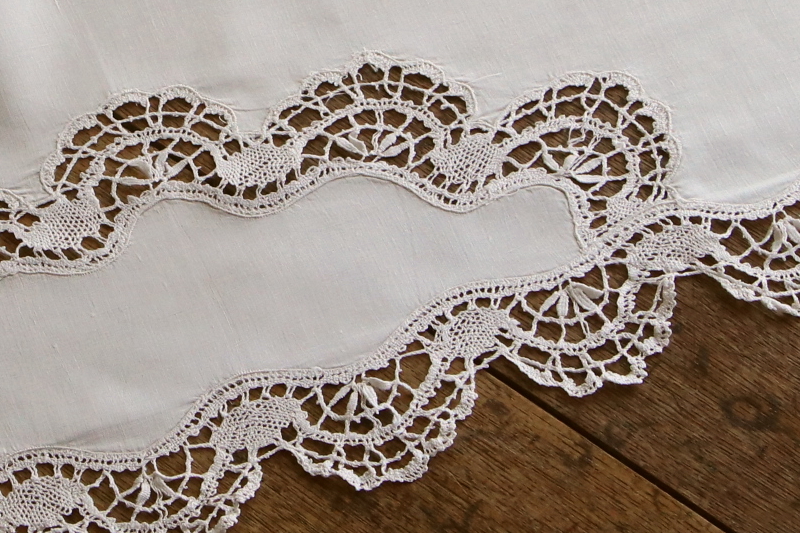 カットワークとボビンレースのリネン飾り　イギリス　アンティークストリュフ