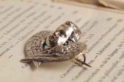 鍍銀の天使のブローチ　ヨーロッパ　アンティークストリュフ