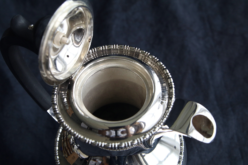 walker and hall シルバープレートティー四点揃い　ティーポット　イギリス アンティークストリュフ