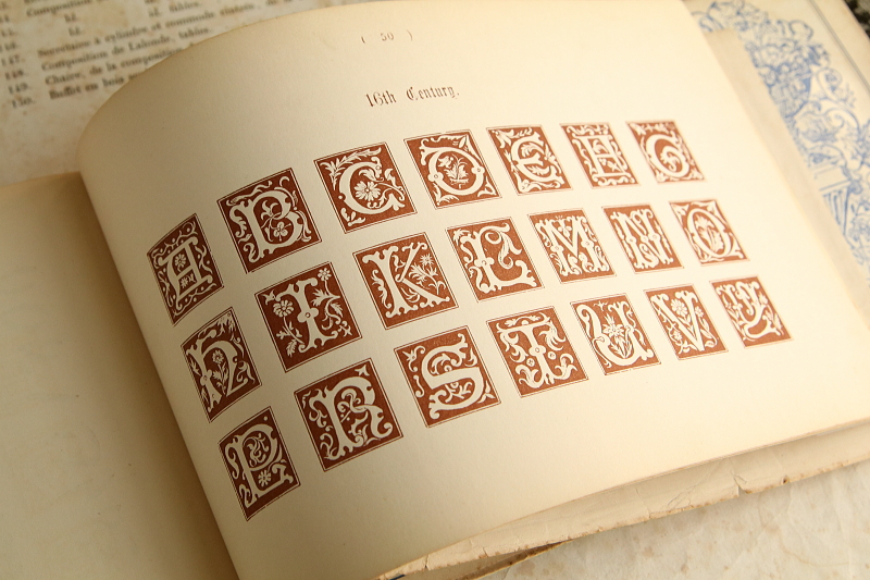アルファベットの図案集　the book ornamental alphabets イギリス アンティークストリュフ