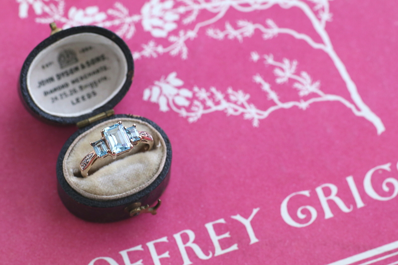 ステップカット　3ブルートパーズリング　イギリス　アンティークストリュフ　 20251218