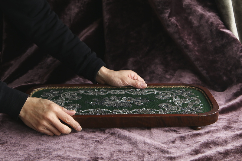 ビーズワークと刺繍の木製ステージ　フランス アンティークストリュフ