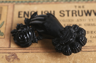 プレスドホーンブローチ　薔薇を持つ手　イギリス　アンティークストリュフ