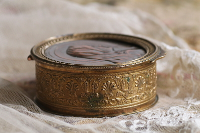 マリア様のジュエリーケース　Sylvain Kinsburger　フランス　アンティークストリュフ