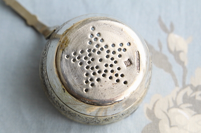 リボンレリーフのティーストレーナー　フランス　L.Gestin　アンティークストリュフ