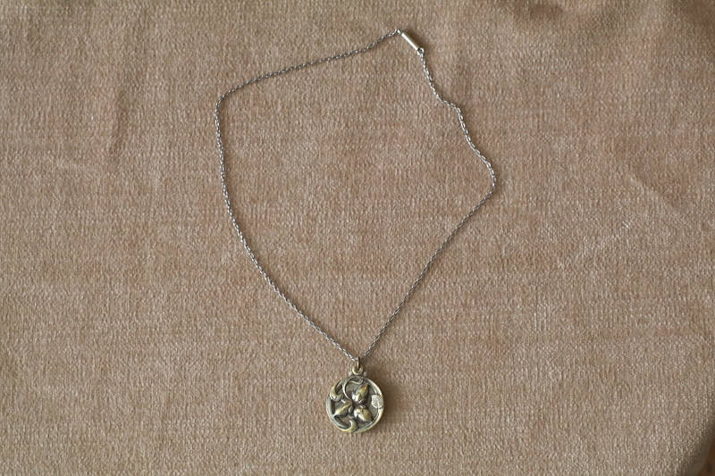 木の実のロケットペンダント　アール・ヌーヴォー　フランス　アンティークストリュフ