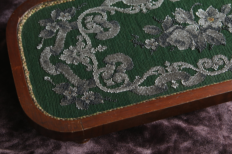 ビーズワークと刺繍の木製ステージ　フランス アンティークストリュフ