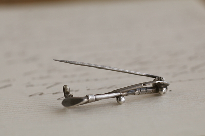 シルバーゴルフブローチ　イギリス　 アンティークストリュフ