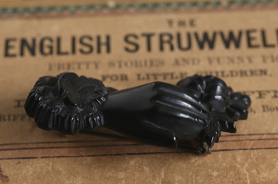 プレスドホーンブローチ　薔薇を持つ手　イギリス　アンティークストリュフ