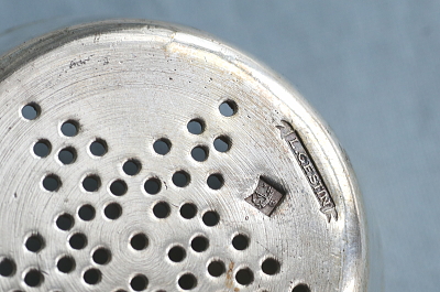 リボンレリーフのティーストレーナー　フランス　L.Gestin　アンティークストリュフ