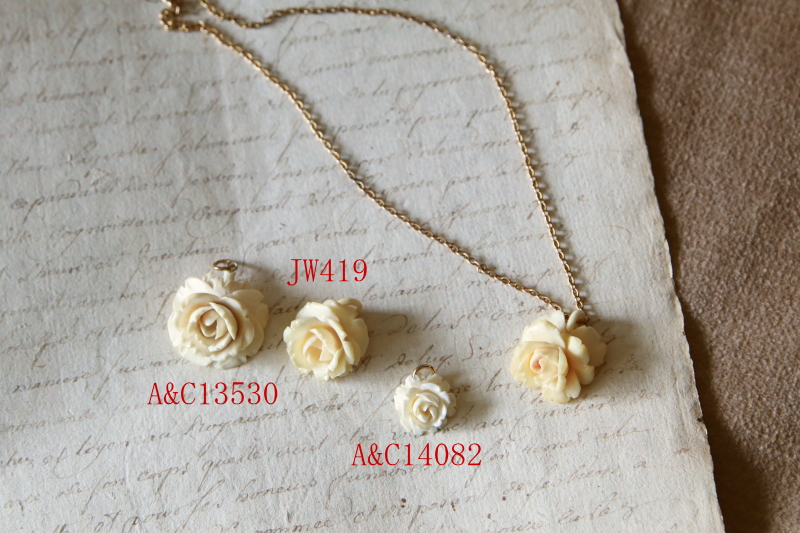 アイボリーローズペンダントネックレス　ヨーロッパ　アンティークストリュフ