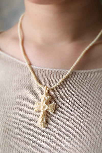 アイボリーフラワークロスペンダント　花十字　フランス アンティークストリュフ