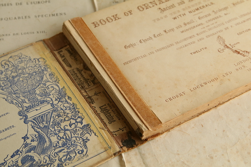 アルファベットの図案集　the book ornamental alphabets イギリス アンティークストリュフ