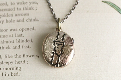 ブラックエナメル　スーベニールロケットペンダント  アンティークジュエリー　ヴィンテージアクセサリー　イギリス　フランス　ヨーロッパ　アンティークストリュフ